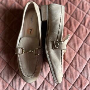 Tahari tan leather heeled loafers